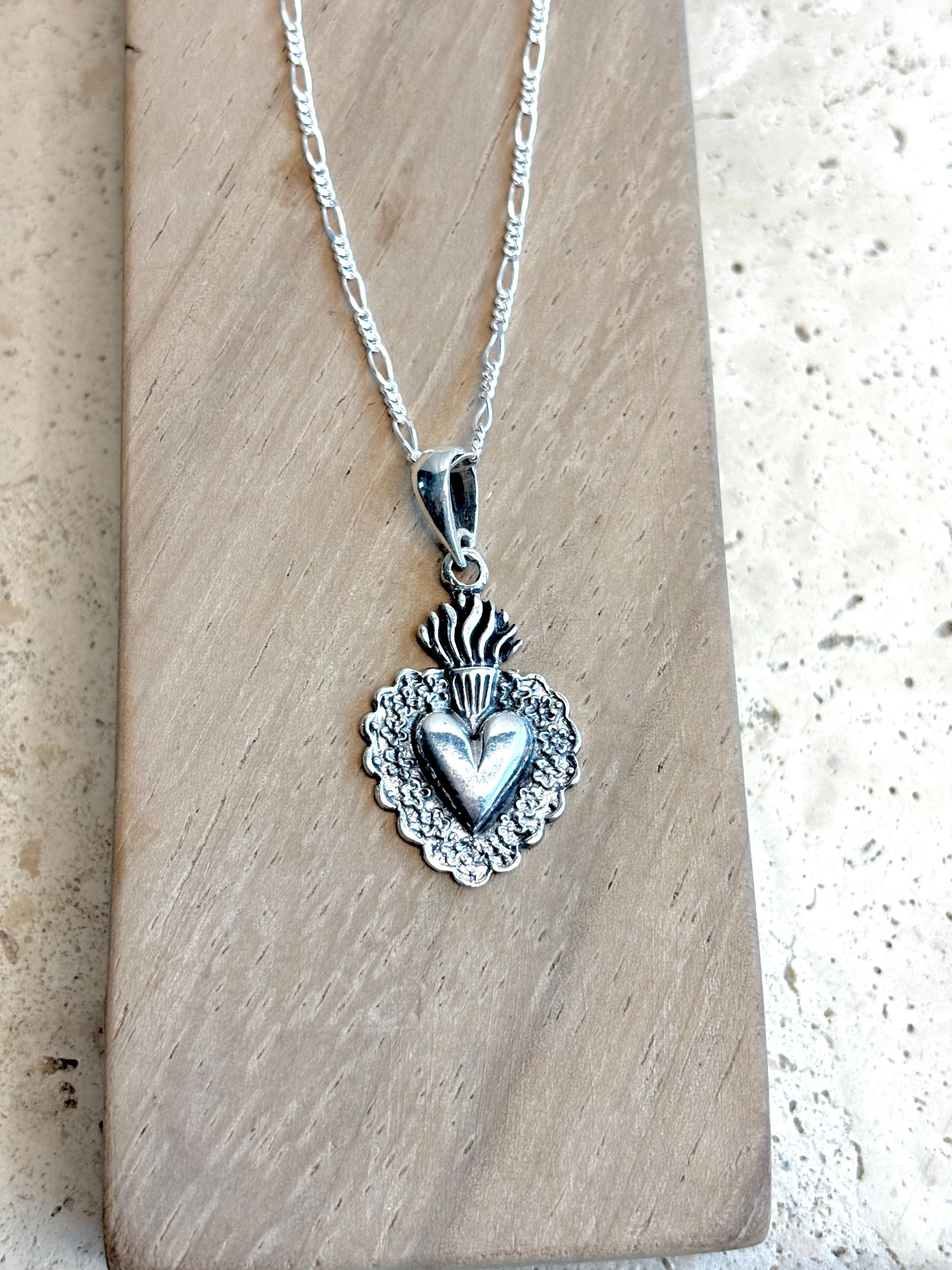 Sacred Heart Necklace in 925 Sterling Silver – Mexican design inspired in Frida khalo  Figaro Chain, Collar de sagrado corazón de plata .925 plata mexicana