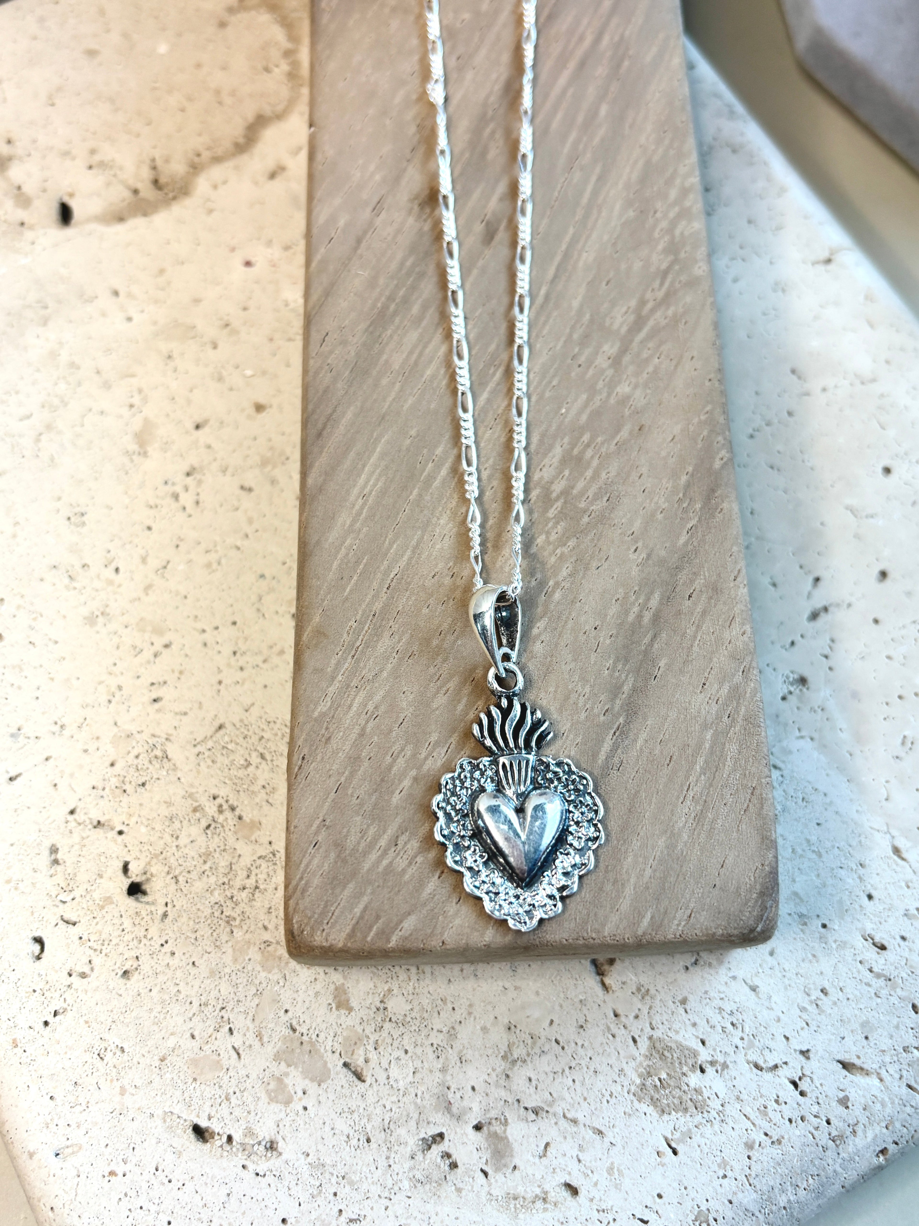 Sacred Heart Necklace in 925 Sterling Silver – Mexican design inspired in Frida khalo  Figaro Chain, Collar de sagrado corazón de plata .925 plata mexicana